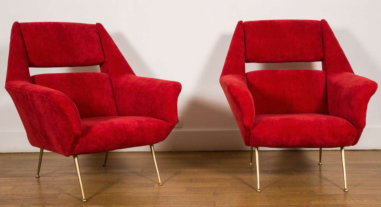 Pair of armchairs, Italy, 1960, attributed to Carlo di Carli.
Red velvet, resting on gilt brass feet.
Open back.
Sit height 38 cm.