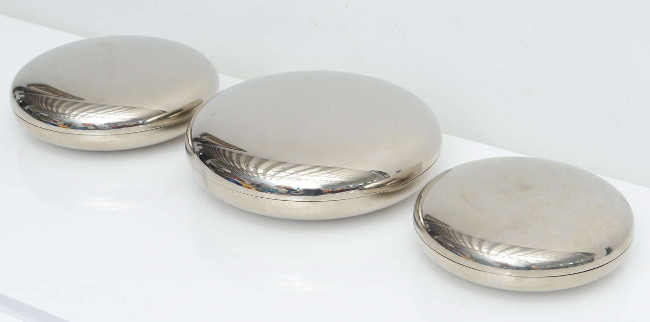 Beautiful set of three saucer vessels in all original condition in chrome metal. They show normal wear but no damage whatsoever. The largest on is approx. 10