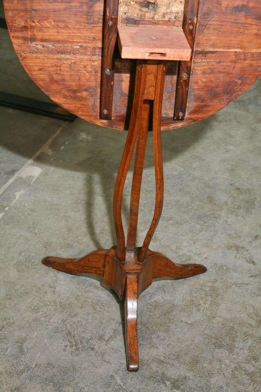 Early 19th century Itailan Fruit wood Tilt top table im Zustand „Gut“ in Hudson, NY