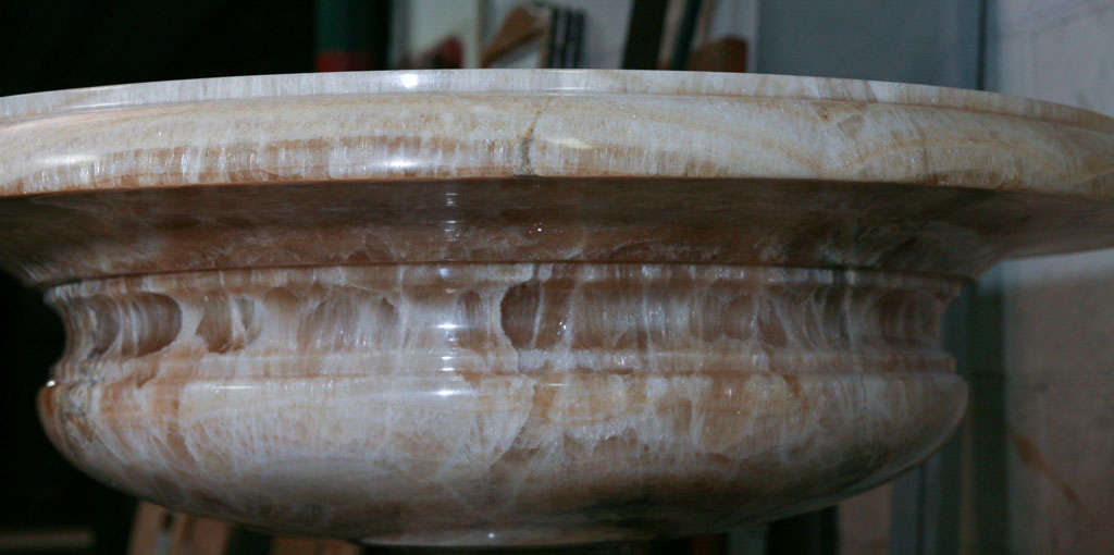 Ce beau et très grand coup ou urne est fait d'une pierre rare, le Lapis Medicea onyx. La forme s'inspire des grandes maçonneries décoratives que l'on trouve dans le monde antique, puis au XVIIIe siècle en France et en Russie. La compétence technique