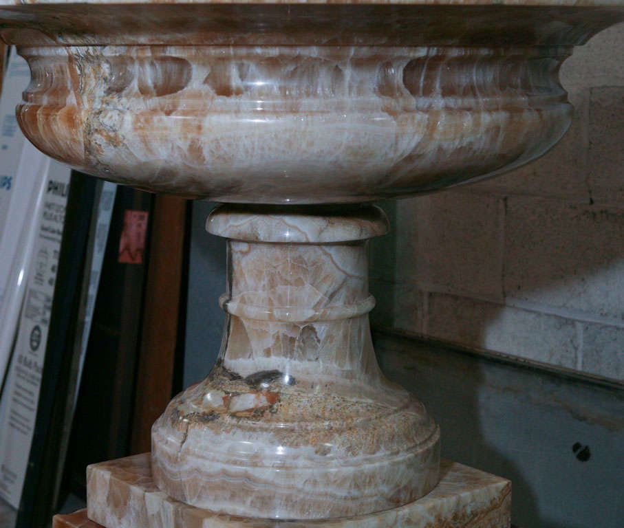 Schönes und seltenes großes Kunstwerk  Urne oder Brunnen aus Lapis Medicea-Onyx (Italienisch) im Angebot