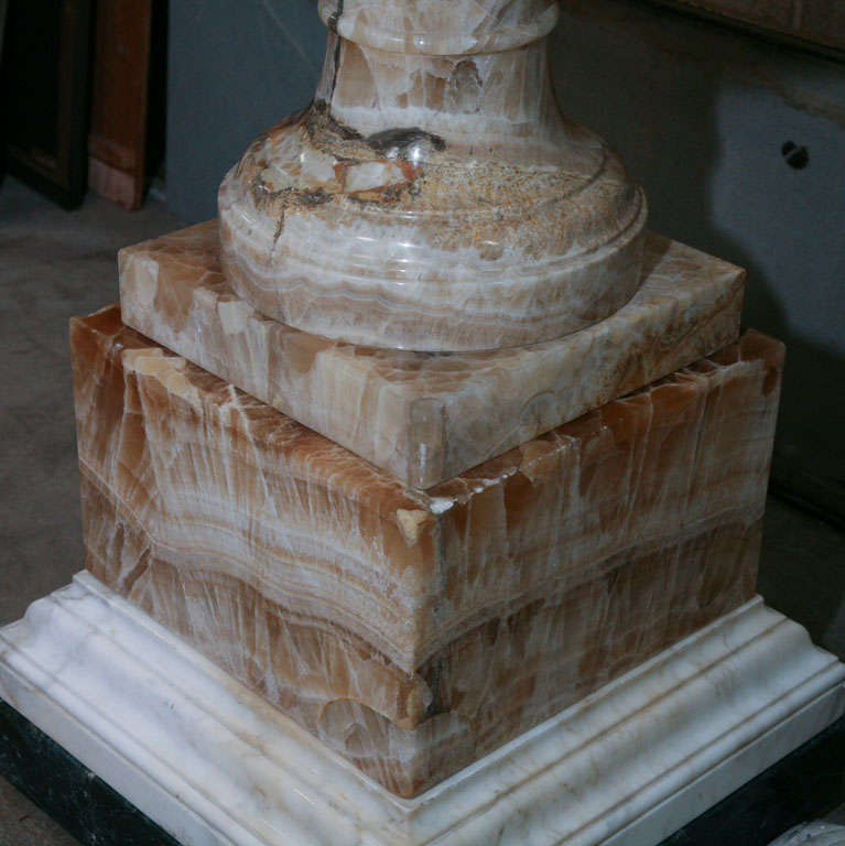 Un beau et rare grand modèle  Urne ou fontaine en onyx Lapis Médicis Bon état - En vente à Hudson, NY