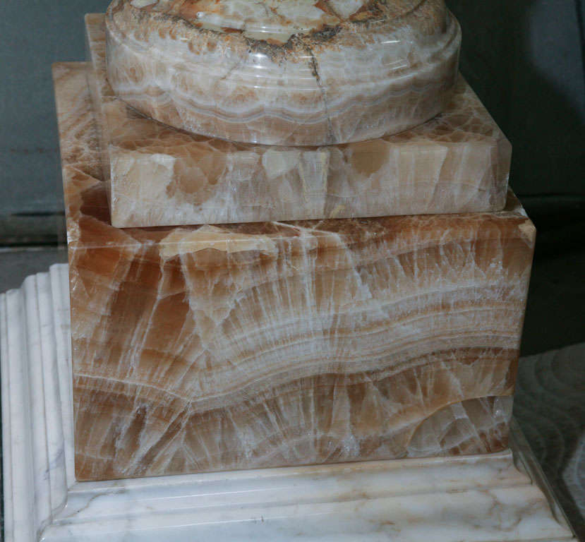 Schönes und seltenes großes Kunstwerk  Urne oder Brunnen aus Lapis Medicea-Onyx (20. Jahrhundert) im Angebot