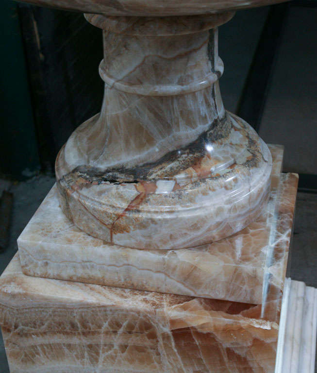 Un beau et rare grand modèle  Urne ou fontaine en onyx Lapis Médicis en vente 2