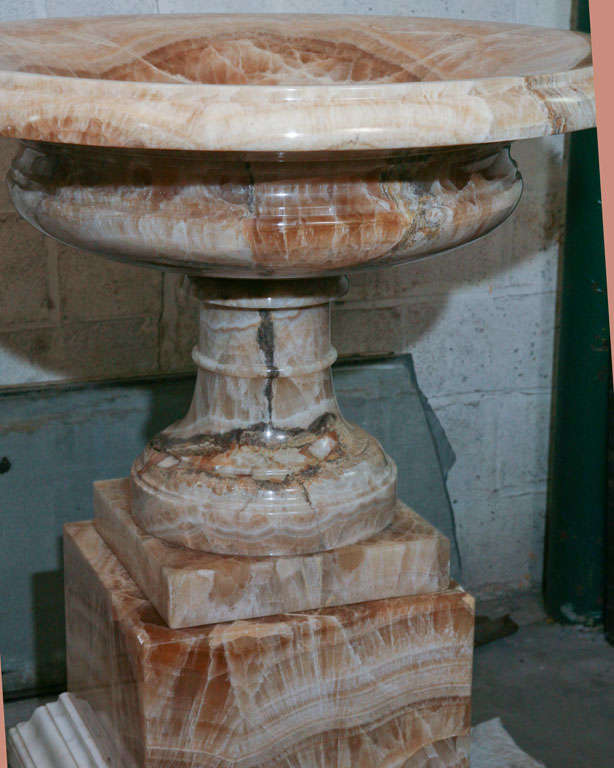 Schönes und seltenes großes Kunstwerk  Urne oder Brunnen aus Lapis Medicea-Onyx im Angebot 4