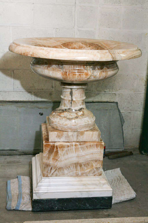 Schönes und seltenes großes Kunstwerk  Urne oder Brunnen aus Lapis Medicea-Onyx im Angebot 5