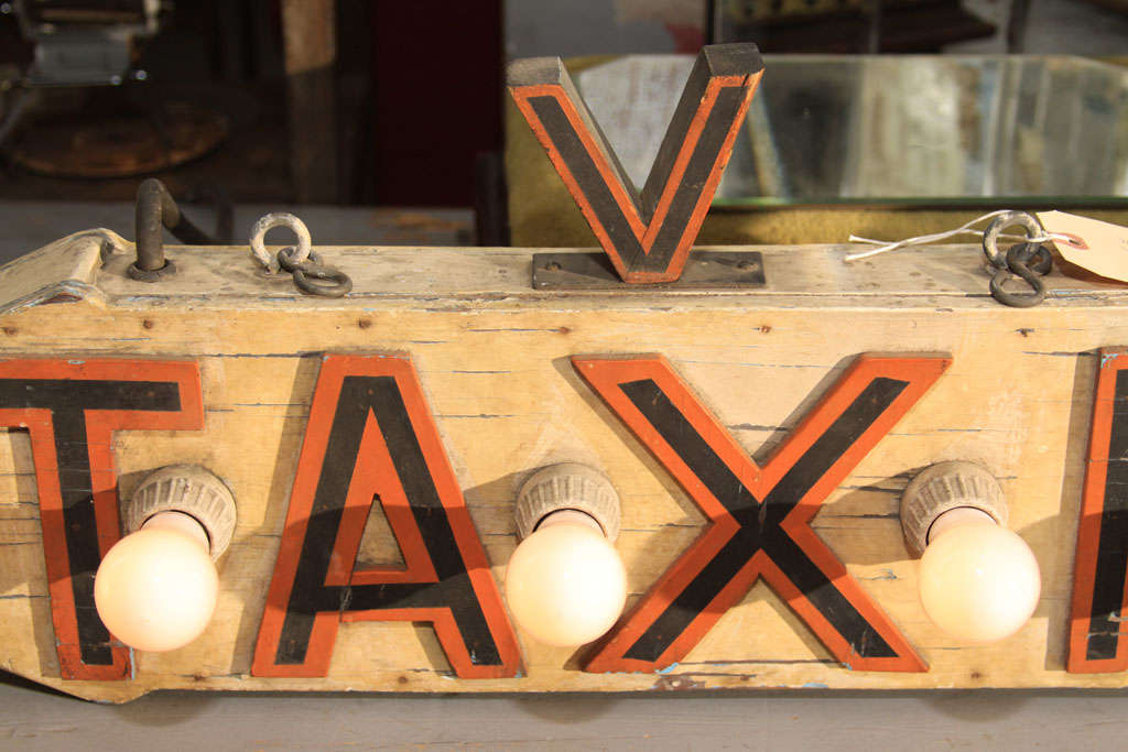 Americano Cartello freccia taxi in legno illuminato in vendita
