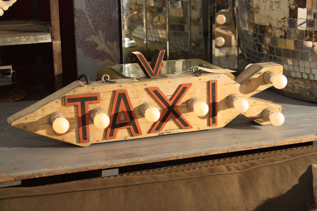 Beleuchtetes Holz Taxi-Schild mit Pfeil im Angebot bei 1stDibs