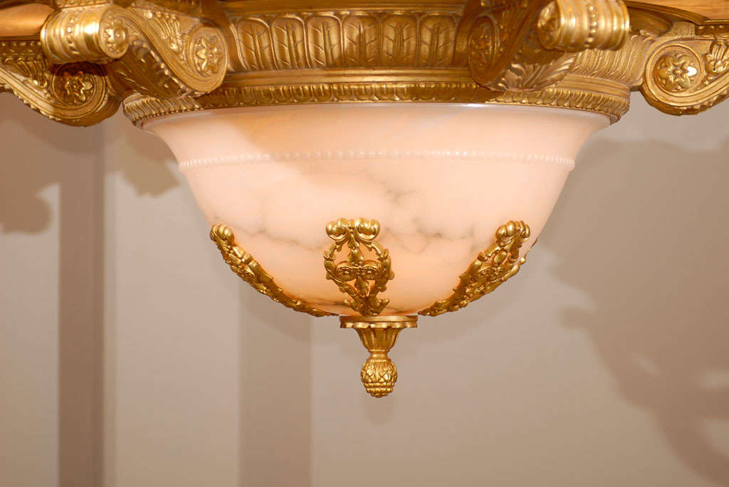 20ième siècle Lustre ancien Lustre imbriqué en bois doré et albâtre en vente