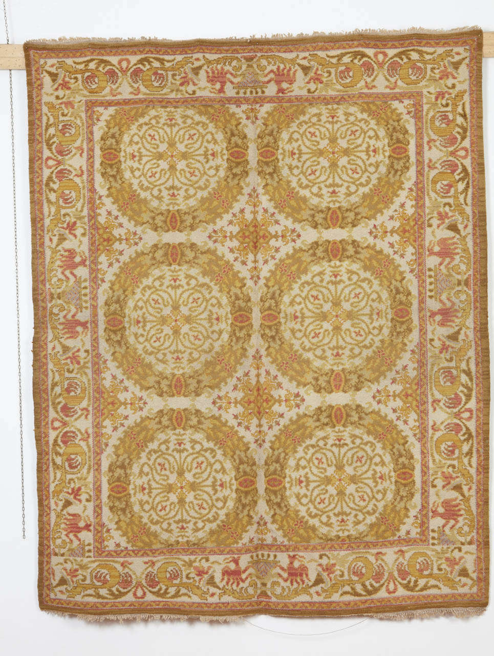 The court workshop called 'Real Fabrica de Tapices' has been active in Madrid since the 17th century, supplying handmade carpets woven with Turkish (symmetrical) knots to both the court as well as for export.
Throughout the 20th century their