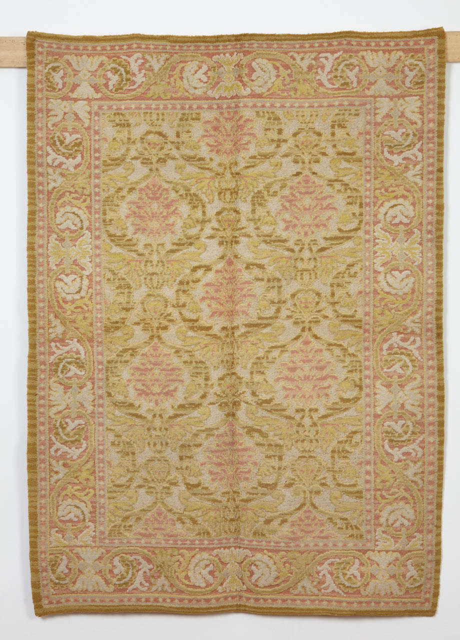 Spanischer Cuenca-Teppich im Vintage-Stil mit Palmette-Design aus der Renaissance (Oushak) im Angebot