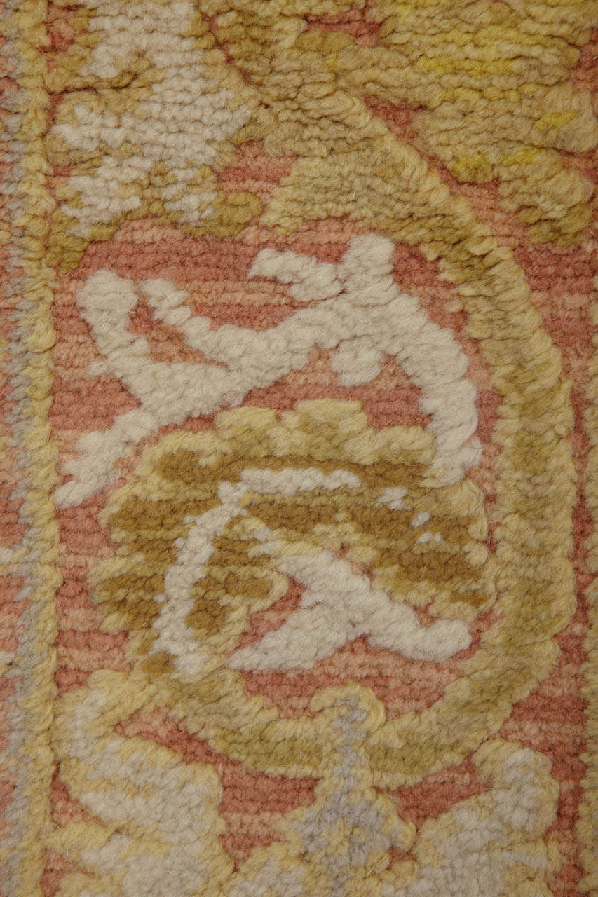 Vintage Spanish Cuenca Rug with Renaissance Palmette Design In Excellent Condition For Sale In Milan, IT