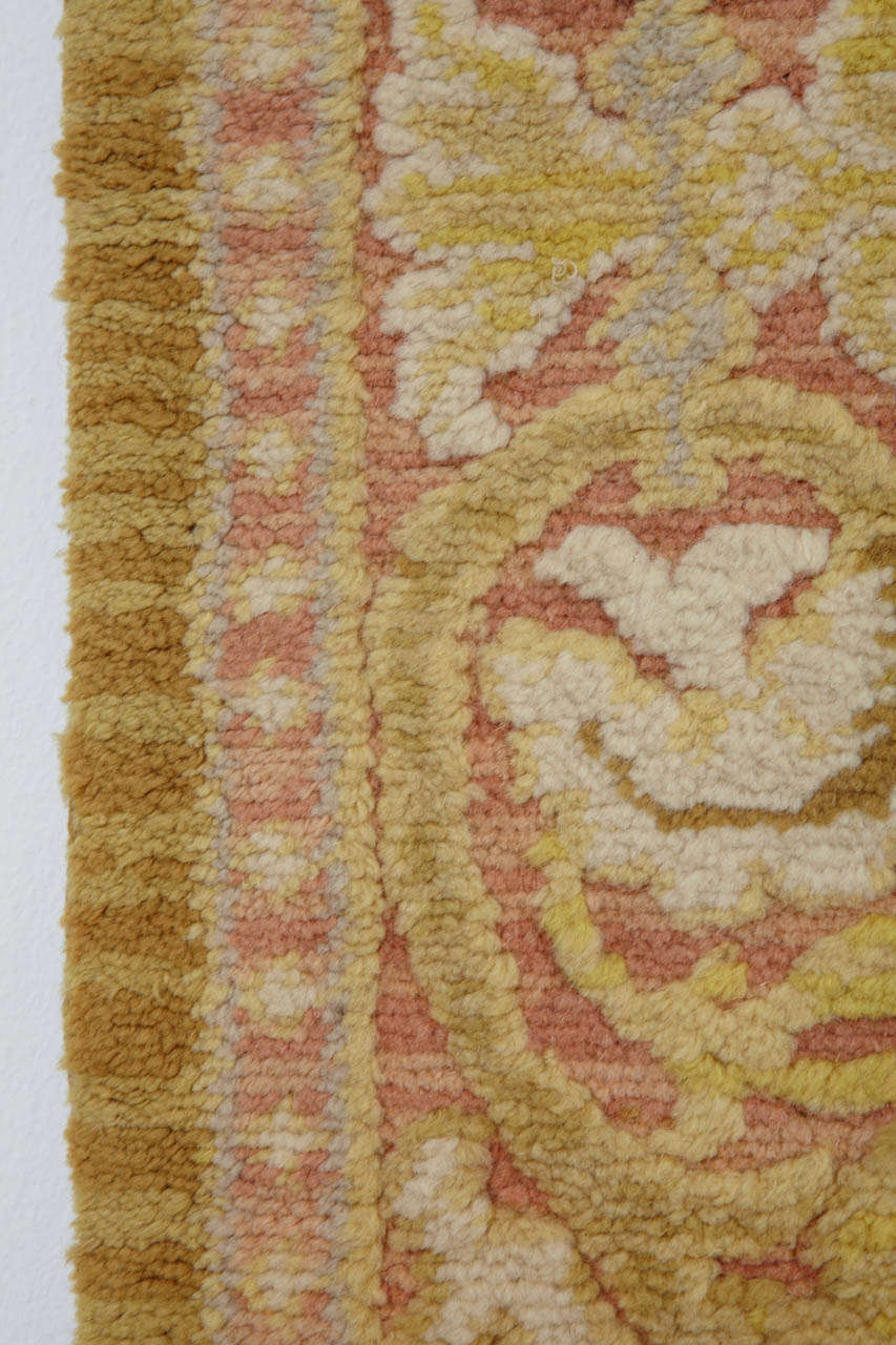 Spanischer Cuenca-Teppich im Vintage-Stil mit Palmette-Design aus der Renaissance (Mitte des 20. Jahrhunderts) im Angebot