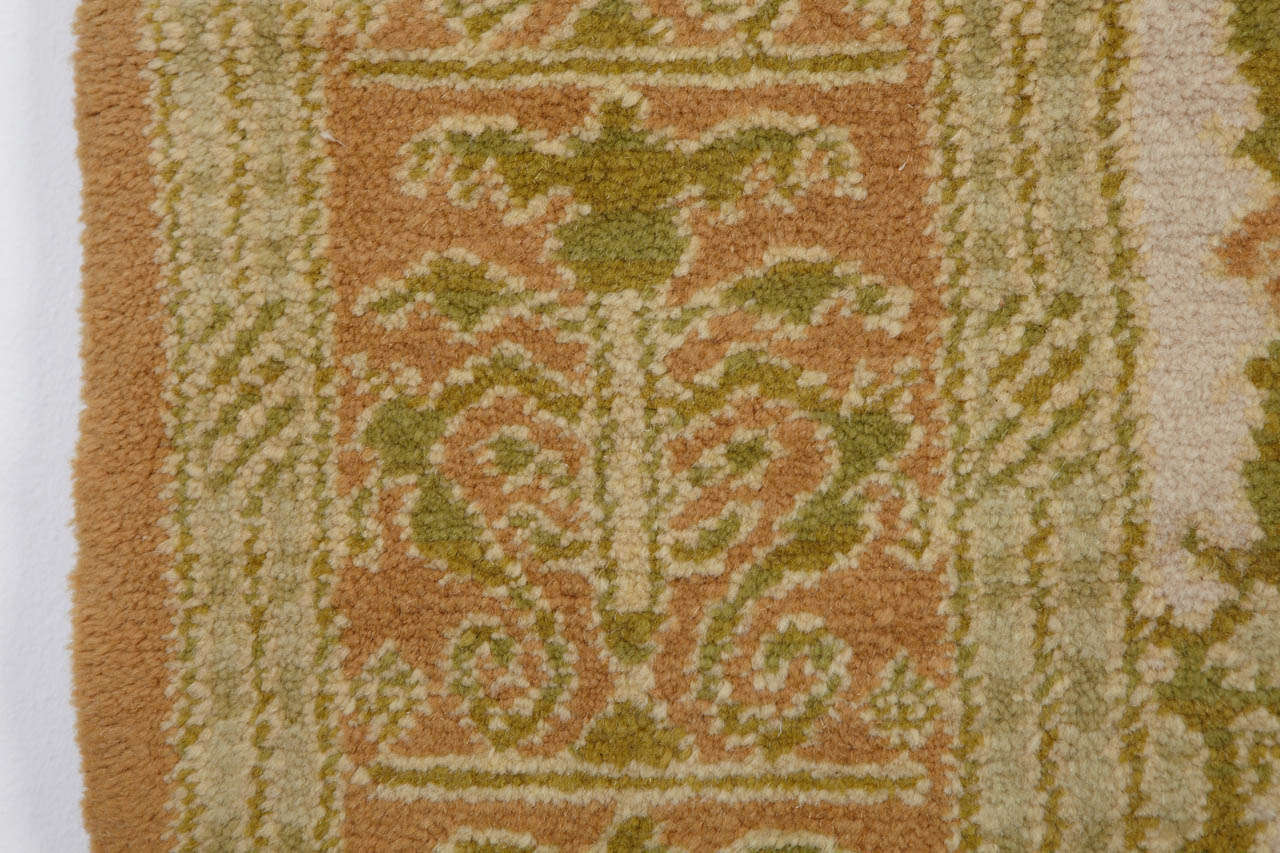 Espagnol Tapis Cuenca espagnol vintage avec motif de couronnes de la Renaissance en vente