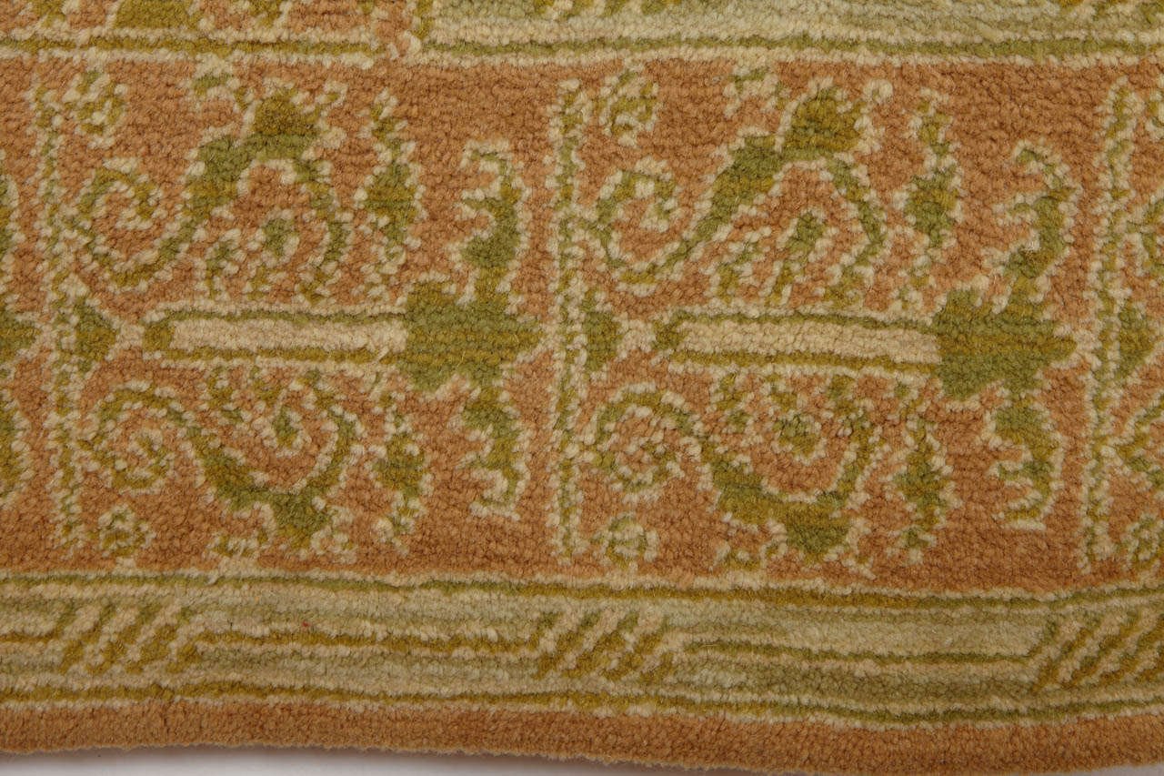 Vintage Spanish Cuenca Rug with Renaissance Wreath Pattern In Excellent Condition For Sale In Milan, IT