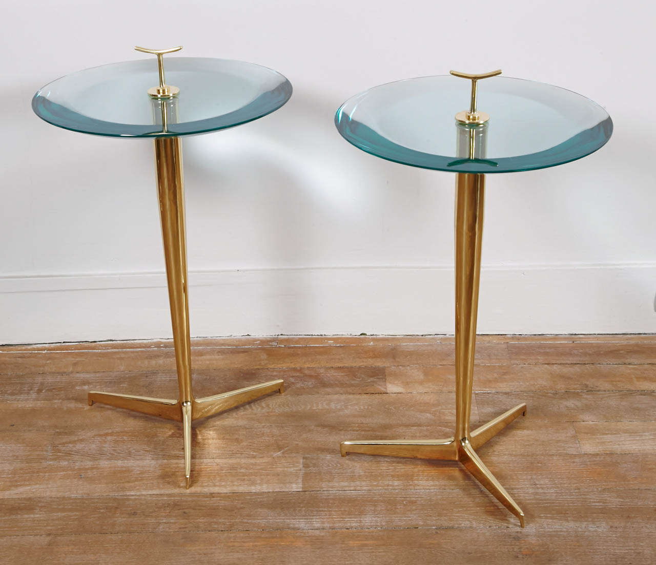 Elegant pair of side tables by Poggi
Brass and thick lens effect glass
Italy, 1990's 
Height including the handle : 64 cm
Tray Height : 58 cm