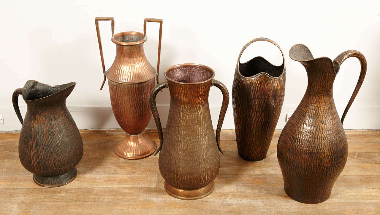 A collection of 5 large hammered brass vases, jugs and pitchers 
Hand-made in hammered brass 
Italian craftsmanship, 1950's

Height : between 49 cm and 66 cm