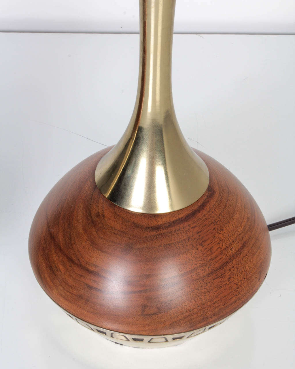 Mid-Century Modern Lampes du milieu du siècle en teck, laiton et métal moulé avec détails géométriques, vers les années 1960<unk> en vente