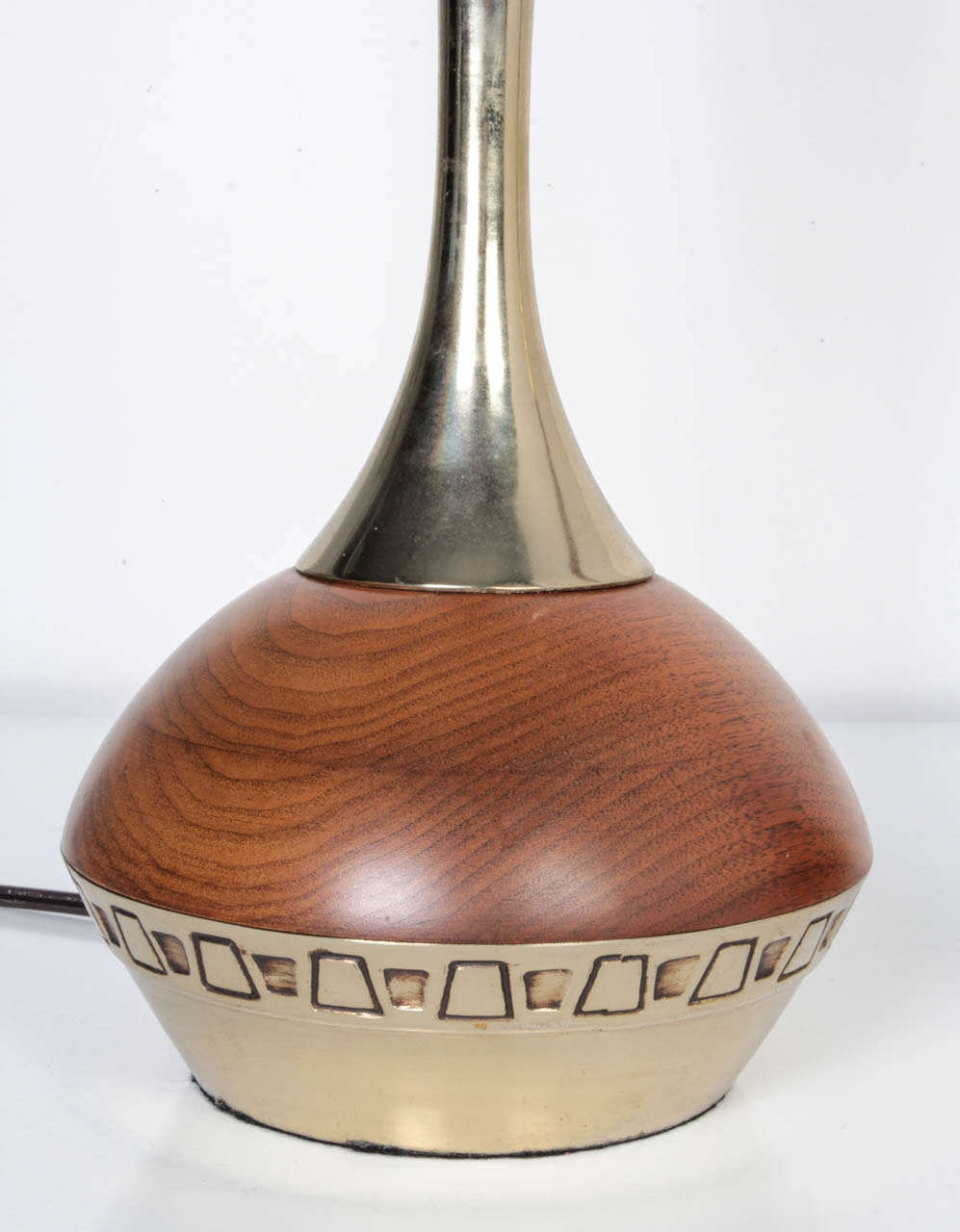 Mid-Century-Lampen aus Teakholz, Messing und Gussmetall mit geometrischen Details, ca. 1960er Jahre (Gegossen) im Angebot
