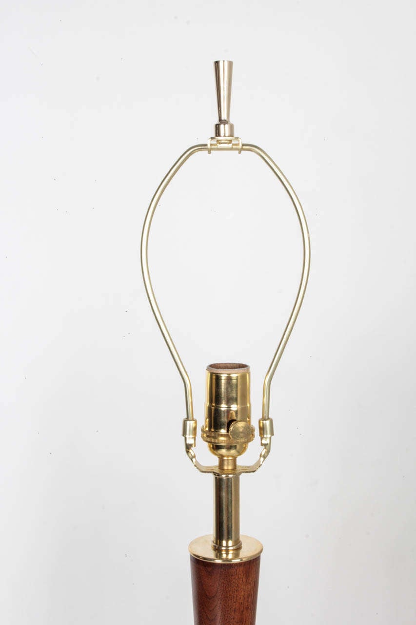 Mid-Century-Lampen aus Teakholz, Messing und Gussmetall mit geometrischen Details, ca. 1960er Jahre (Mitte des 20. Jahrhunderts) im Angebot