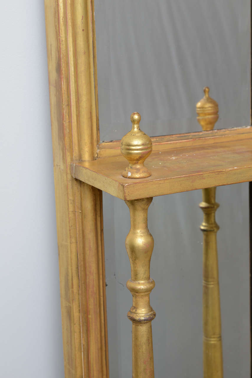 Paar vergoldete neoklassizistische verspiegelte Schnörkel (Britisch)