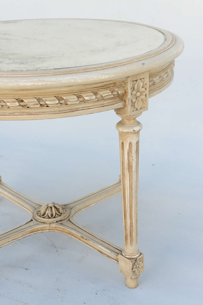 Round Painted Louis XVI Style Accent Table with Mirrored Top In Excellent Condition For Sale In West Palm Beach, FL
