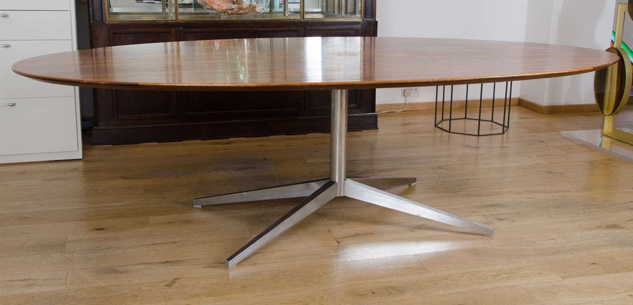 Designed in 1961
Oval figured wood table top on metal pedestal base splaying to four feet