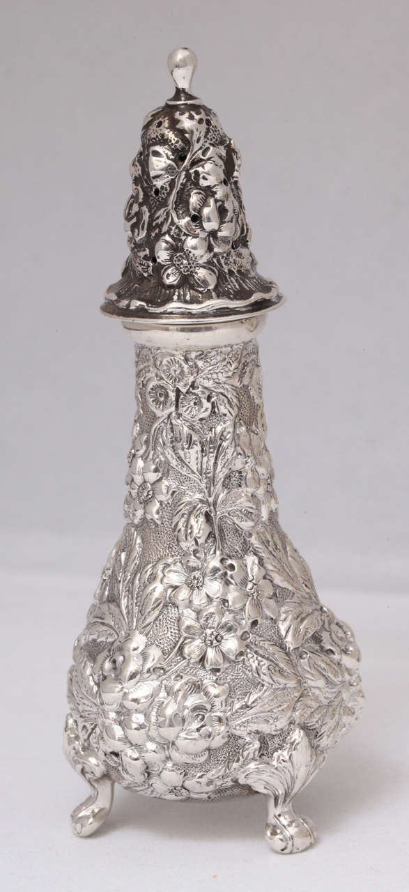 Suite of Four Sterling Silver Footed Salt and Pepper Shakers by Stieff In Excellent Condition In New York, NY