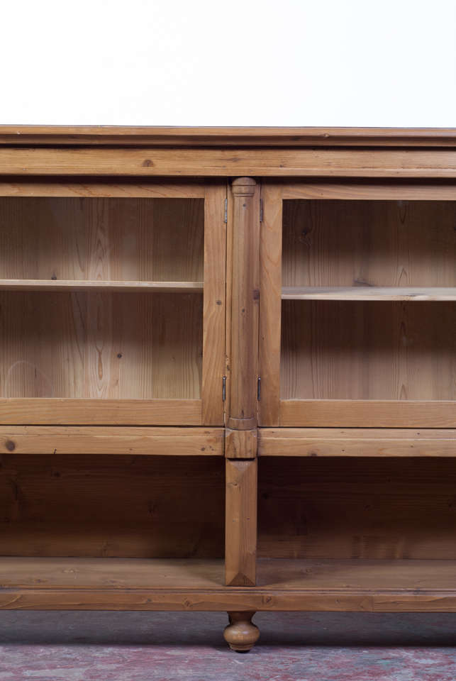 Pine Low Bookcase In Excellent Condition In Baltimore, MD