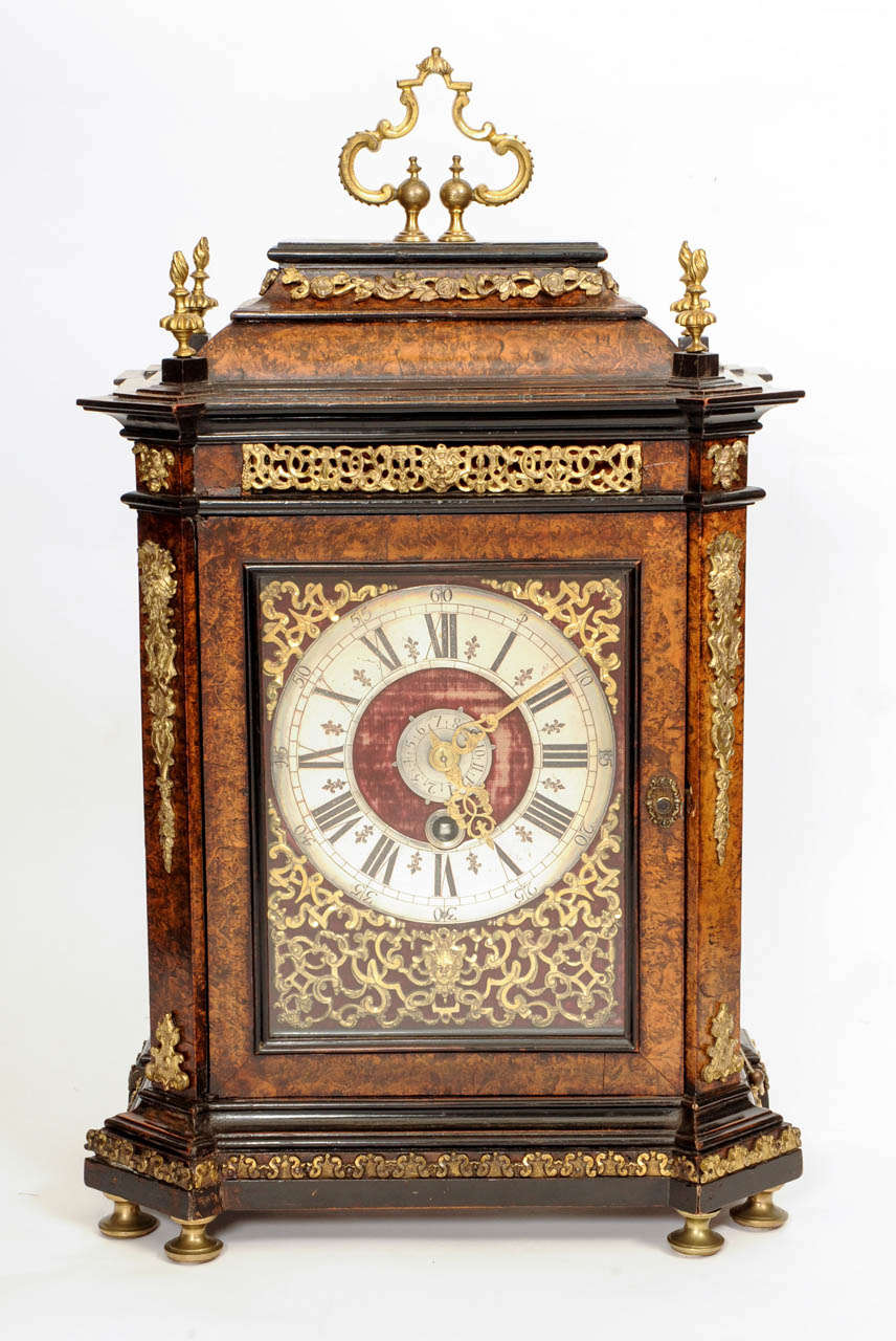 Eine seltene Schweizer Pull Quarter Repeating Mulberry furniert Tischuhr von Josué Robert um 1720, die umgekehrte Glocke oben Gehäuse mit Ormolu Scroll Griff, angewendet floralen Fries und vier flambé finials über gegossenem vergoldetem Messing