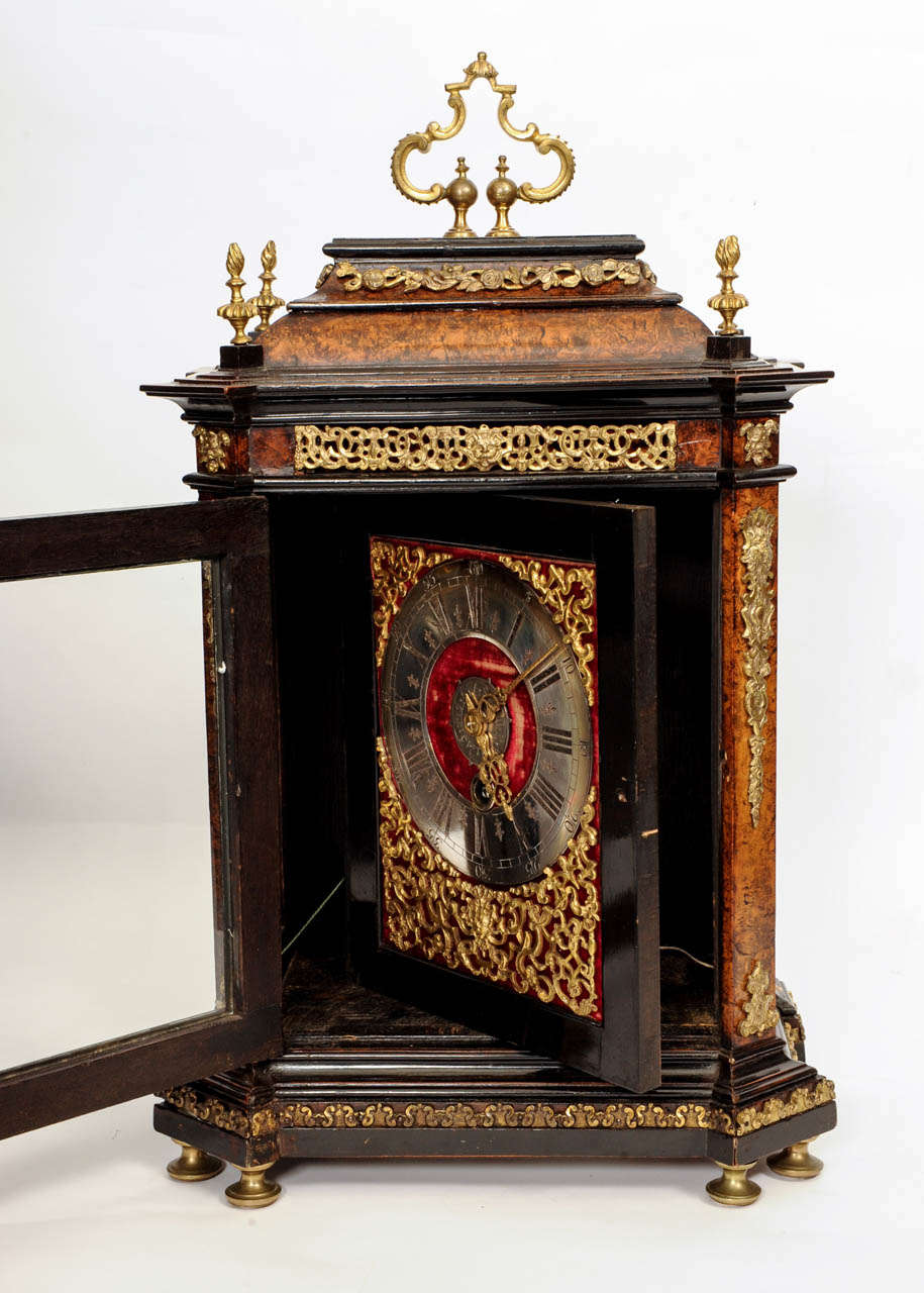 Schweizer Maulbeer-Tischuhr (Louis XIV.) im Angebot