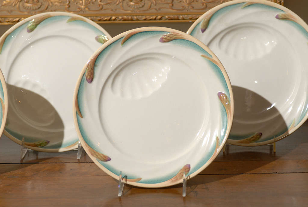 French Late 19th Century Sarreguemines Asparagus Plates with Shell Shaped Hole In Good Condition For Sale In Atlanta, GA