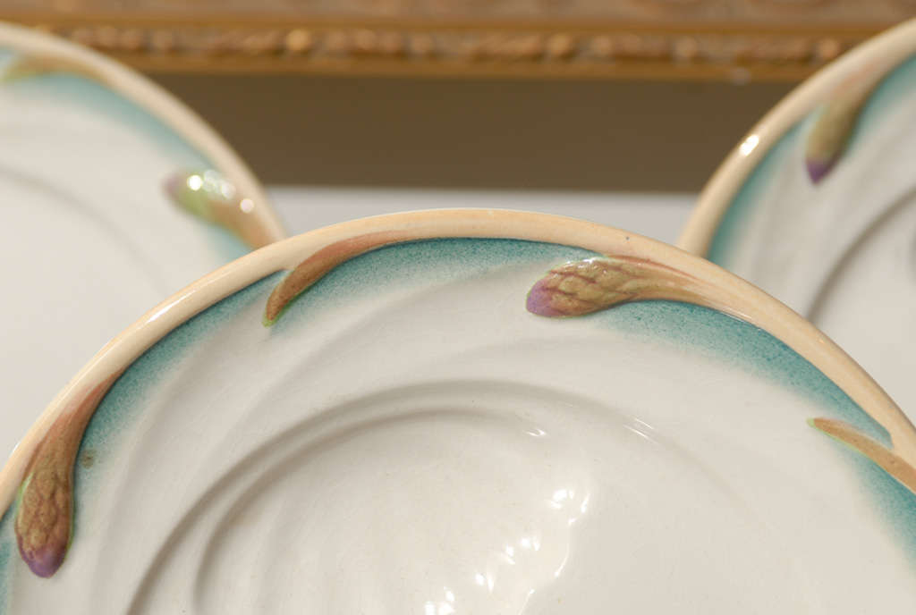 XIXe siècle Assiettes à asperges Sarreguemines de la fin du 19ème siècle avec trou en forme de coquillage en vente