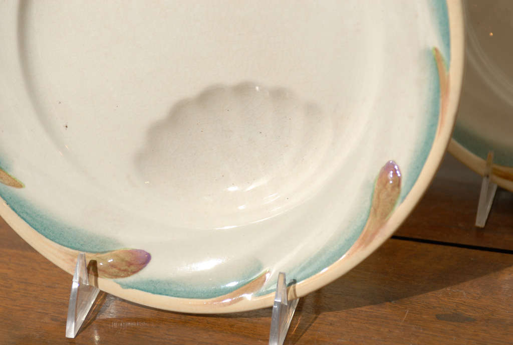 Faïence Assiettes à asperges Sarreguemines de la fin du 19ème siècle avec trou en forme de coquillage en vente