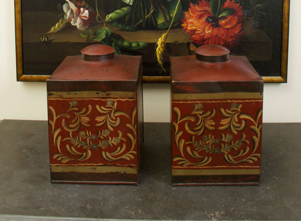 A pair of tole canisters In Good Condition For Sale In San Francisco, CA