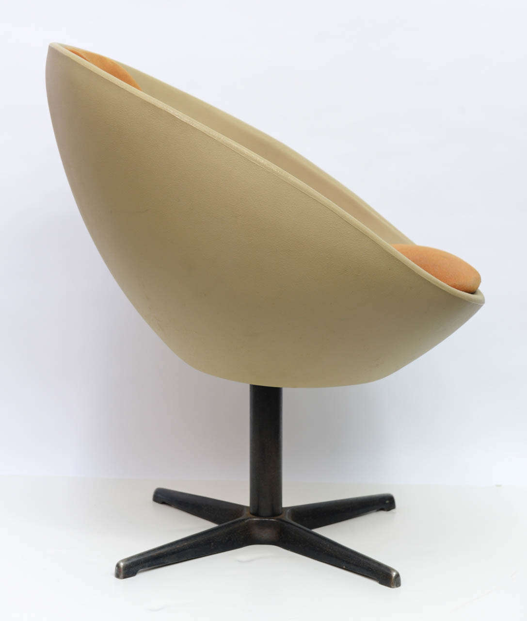 Mid-Century Modern 1960s Ball/Egg Swivel Chair