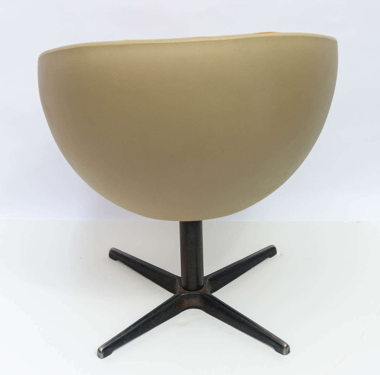 1960s Ball/Egg Swivel Chair In Good Condition In Miami, FL