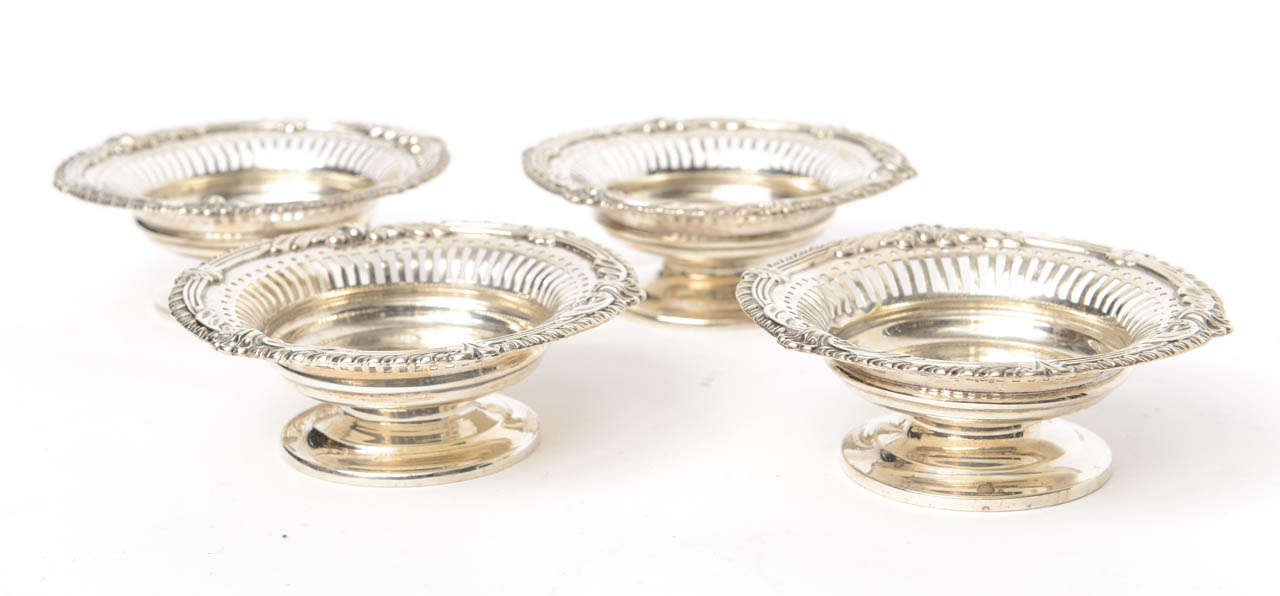 Set of Four English Dishes circa 1900 In Good Condition For Sale In West Palm Beach, FL