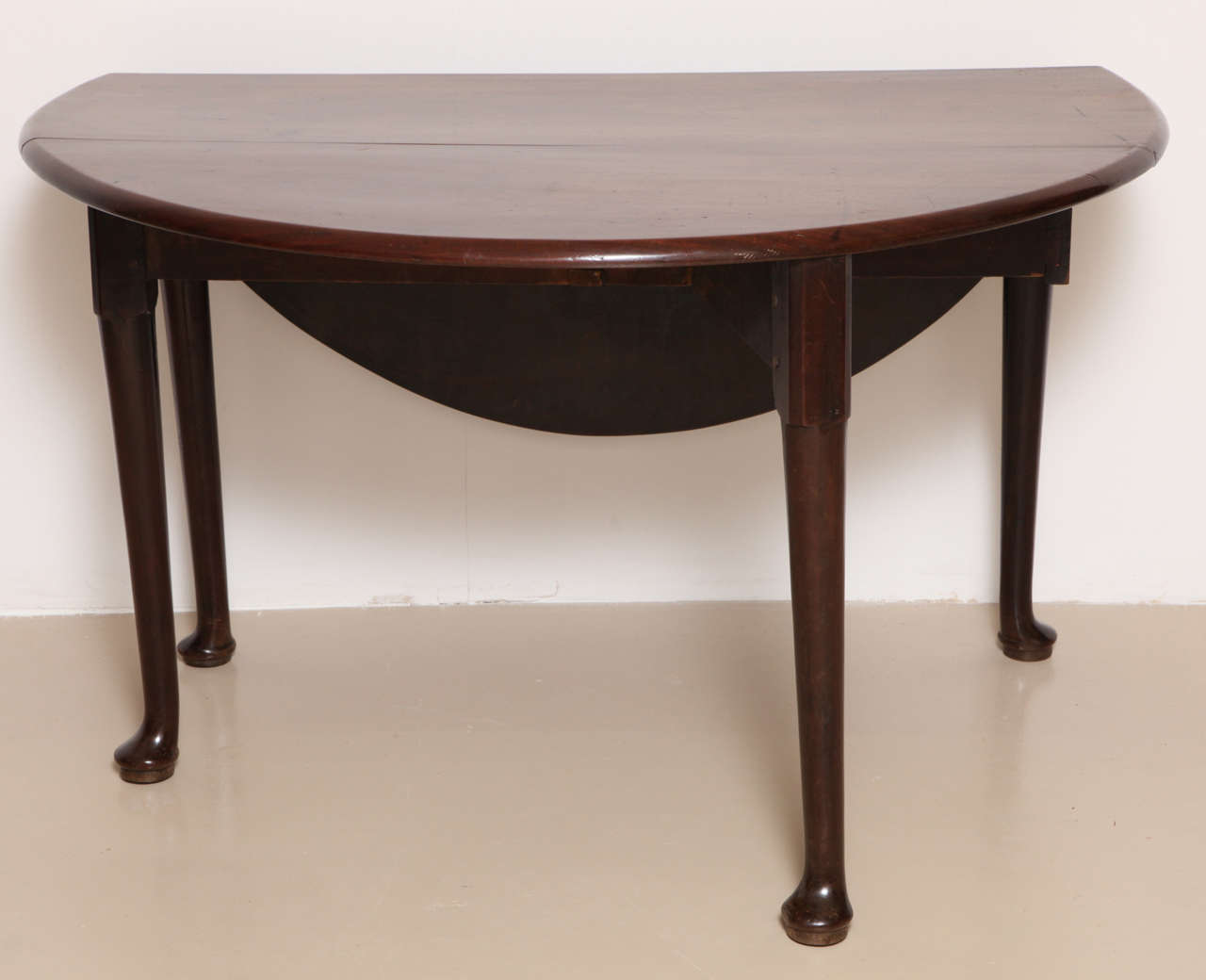 George II Walnut Drop-Leaf Table In Excellent Condition In New York, NY