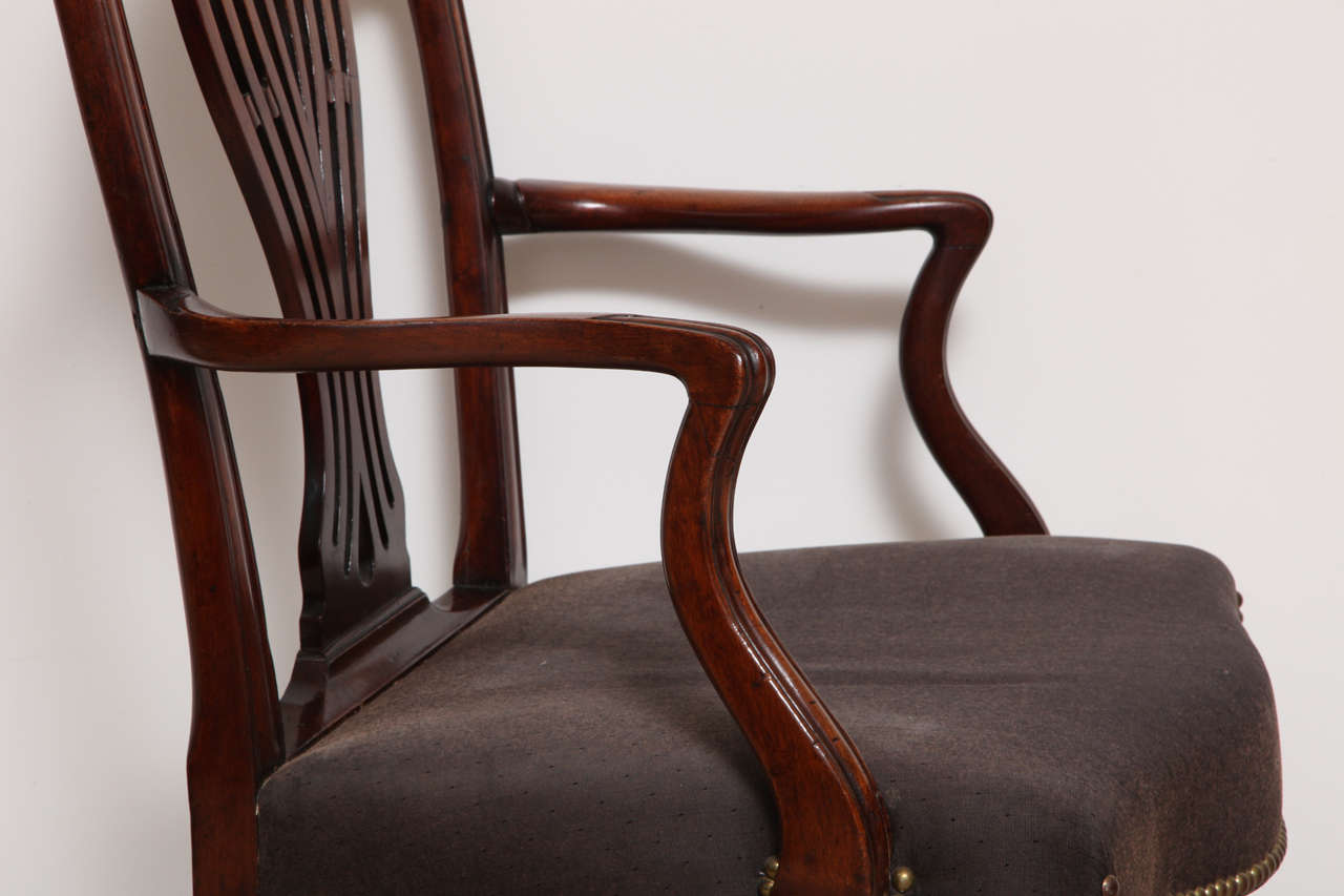 George III Mahogany Armchair in the Manner of Hepplewhite In Excellent Condition In New York, NY