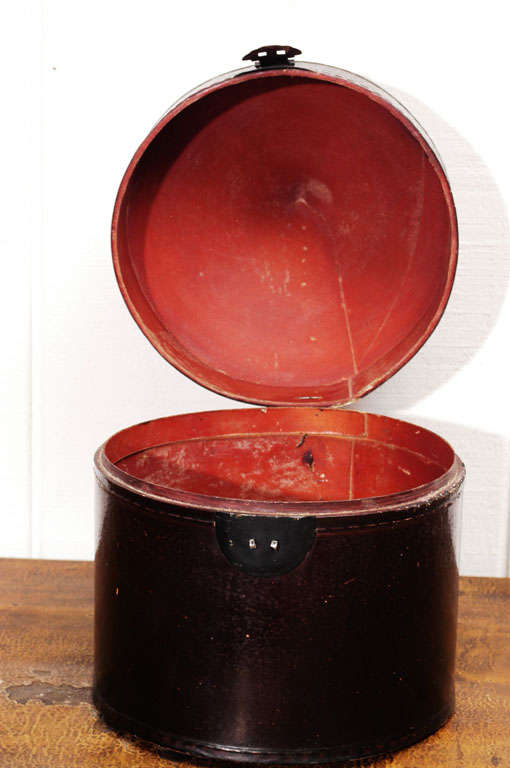 Chinese Hat Box In Excellent Condition In Washington, DC