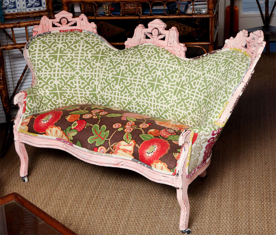 Beautiful vintage pink settee with green mixed fabrics on wheels.
It's also very confortable!