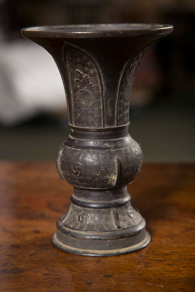 A bronze Chinese Gu vase.