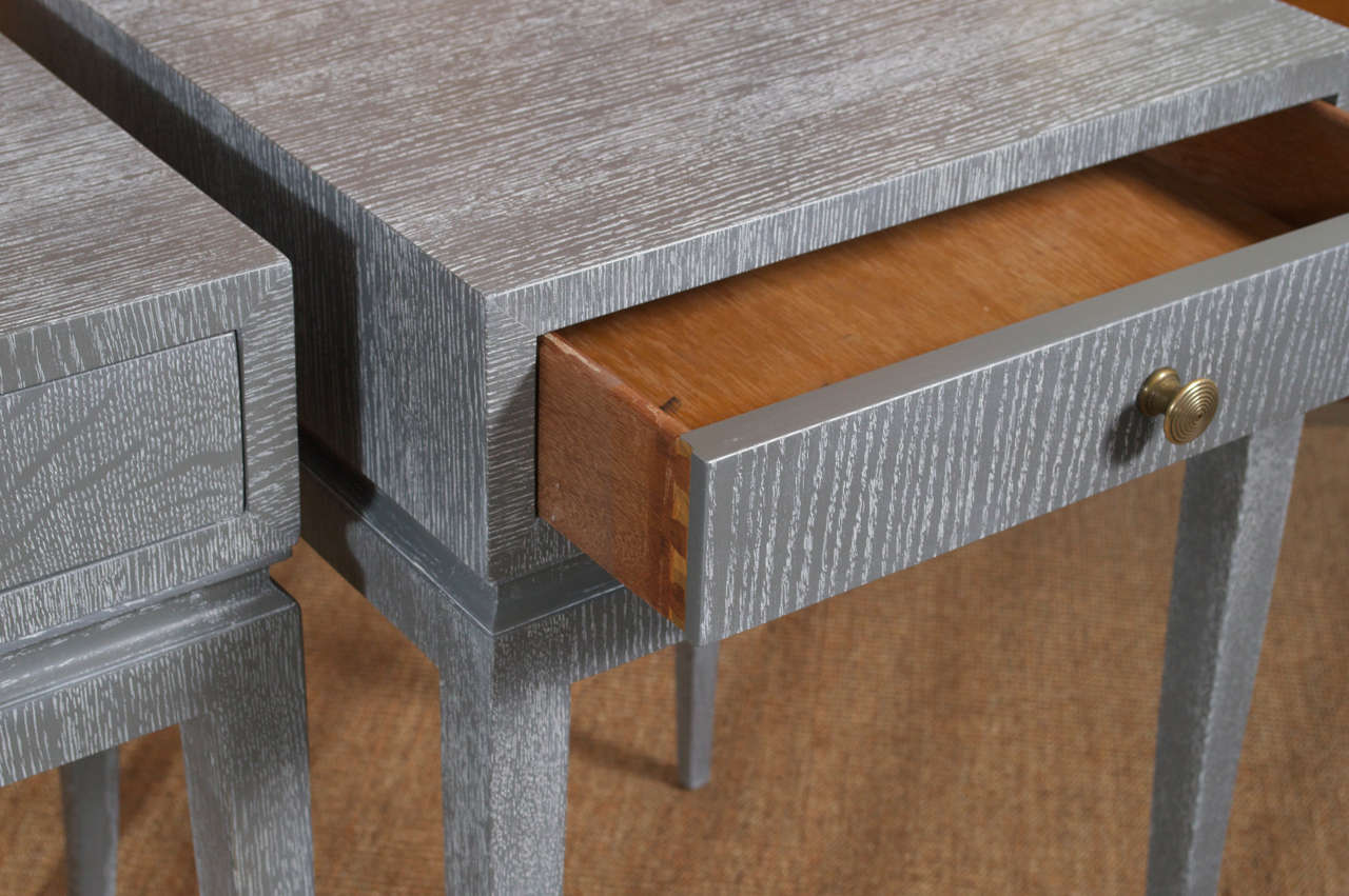 Mid-20th Century Pair of Elegant Cerused Nightstands/End Tables
