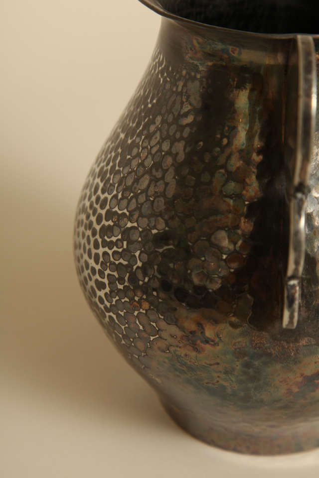 Vase en étain Art Déco Dinanderie de René Delavan Bon état à New York, NY