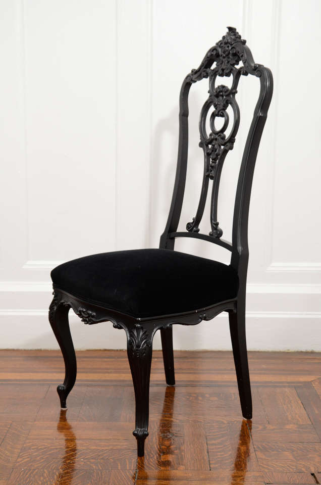 Handsomely Carved Set of 6 1940's Italianate Ebonized Dining Chairs In Excellent Condition In New York, NY
