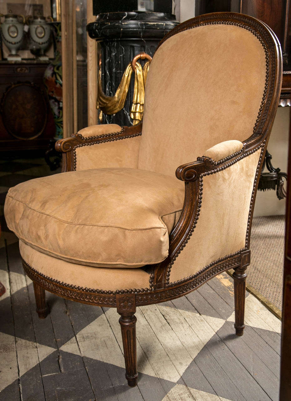 Sculpté à la main Paire de bergères de style Louis XVI en vente