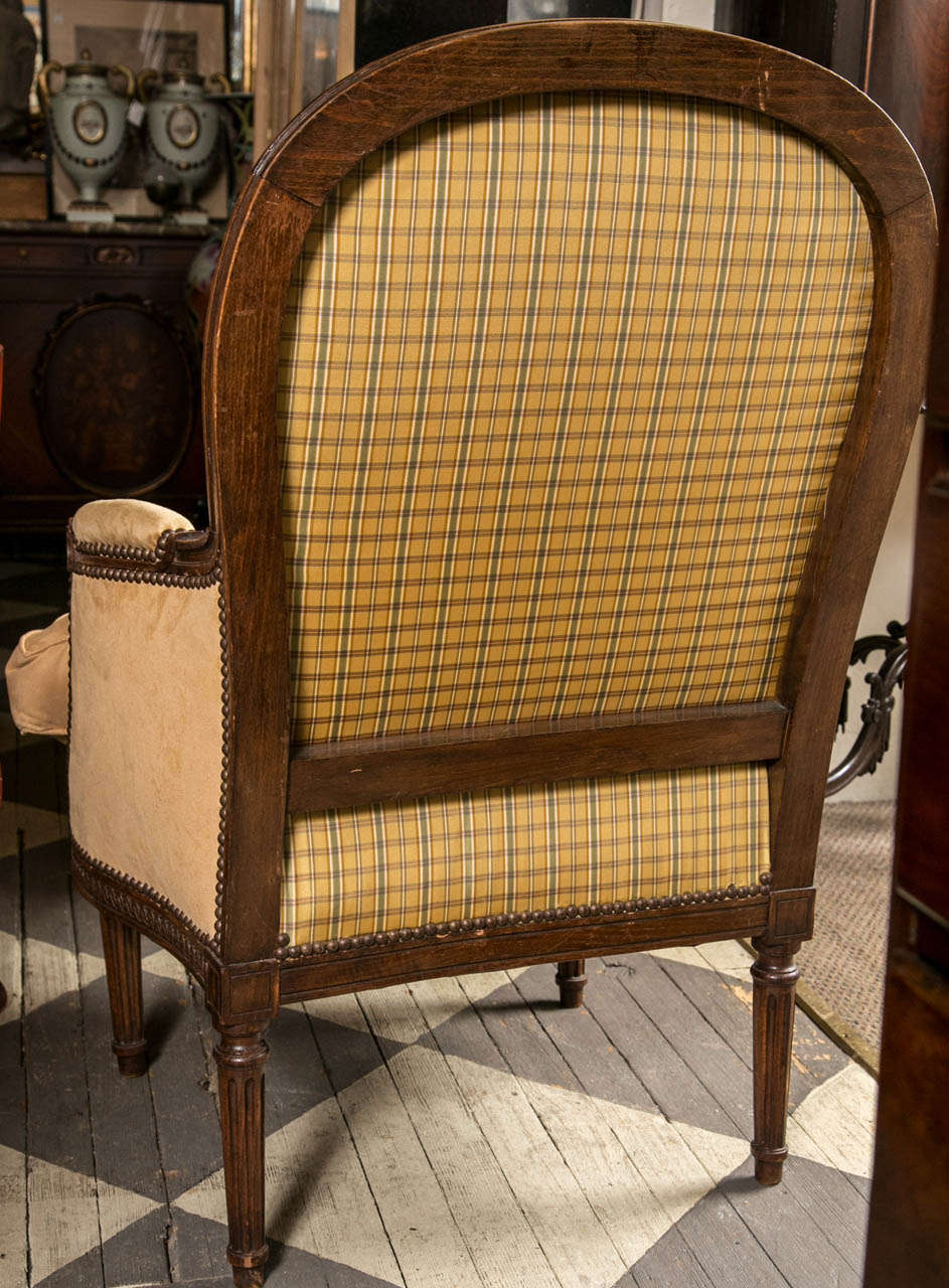 Noyer Paire de bergères de style Louis XVI en vente