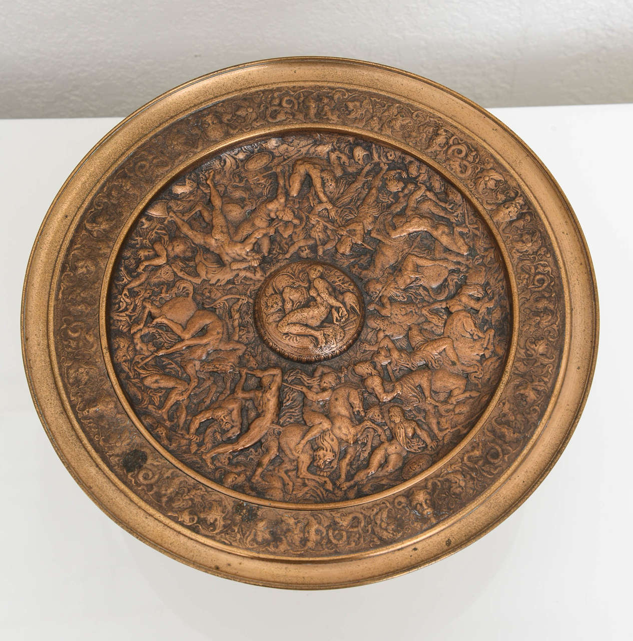 Tazza de Bronce Grand Tour con Escena de Batalla Amazónica Italiano en venta