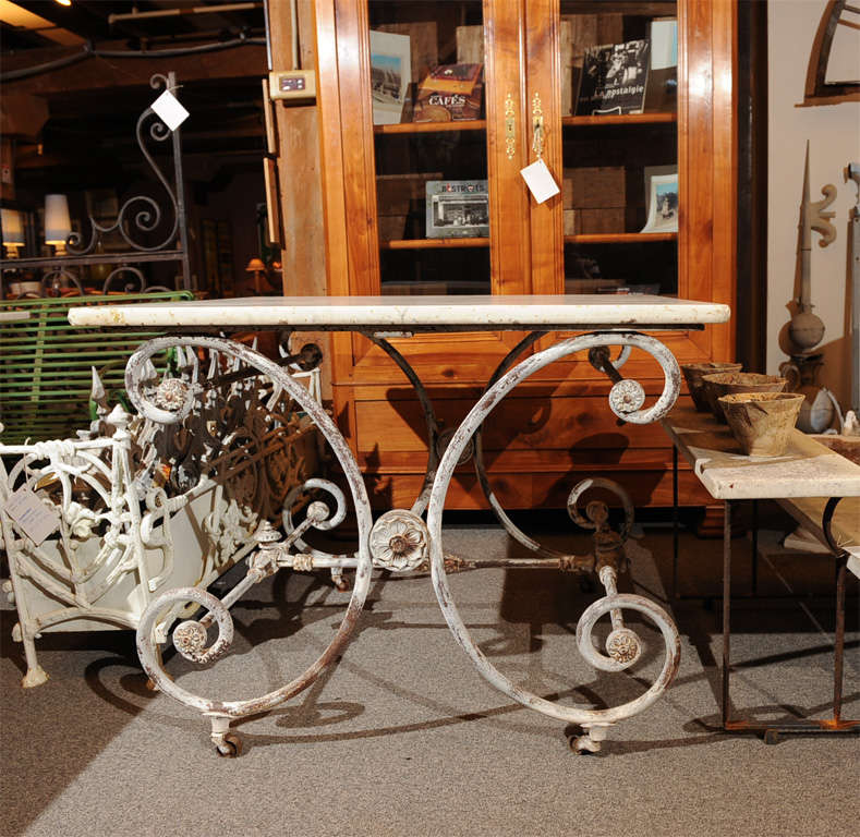 Very nice and authentic butcher/pastry table with marble top  - painted cast Iron base on castors 